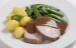 Lummerbraten in Rotweinsauce, gebutterte Kaiserschoten und Schwenkkartoffeln